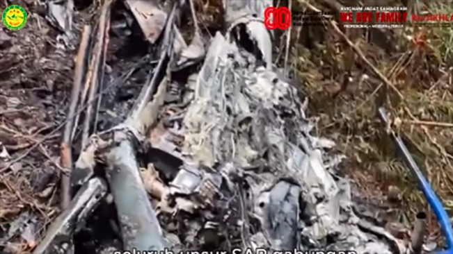 Penampakan Helikopter BK117-D3 milik PT Estindo Air yang terbakar setelah jatuh di pegunungan Meratus Kalimantan/Foto: Basarnas